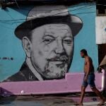 -FOTODELDIA- PA4001. CIUDAD DE PANAMÁ (PANAMÁ). 18/11/2021. Un hombre camina frente a un mural alusivo al cantante y compositor panameño, Rubén Blades en el barrio popular de el Chorrillo en ciudad de Panamá (Panamá). Rubén Blades, poeta, maestro y renovador de la salsa, recibió la pasada noche un sentido homenaje por parte de la Academia Latina de la Grabación, que nombró al panameño Persona del Año por su extensa trayectoria profesional y su "continua defensa de los derechos humanos". EFE/Bienvenido Velasco