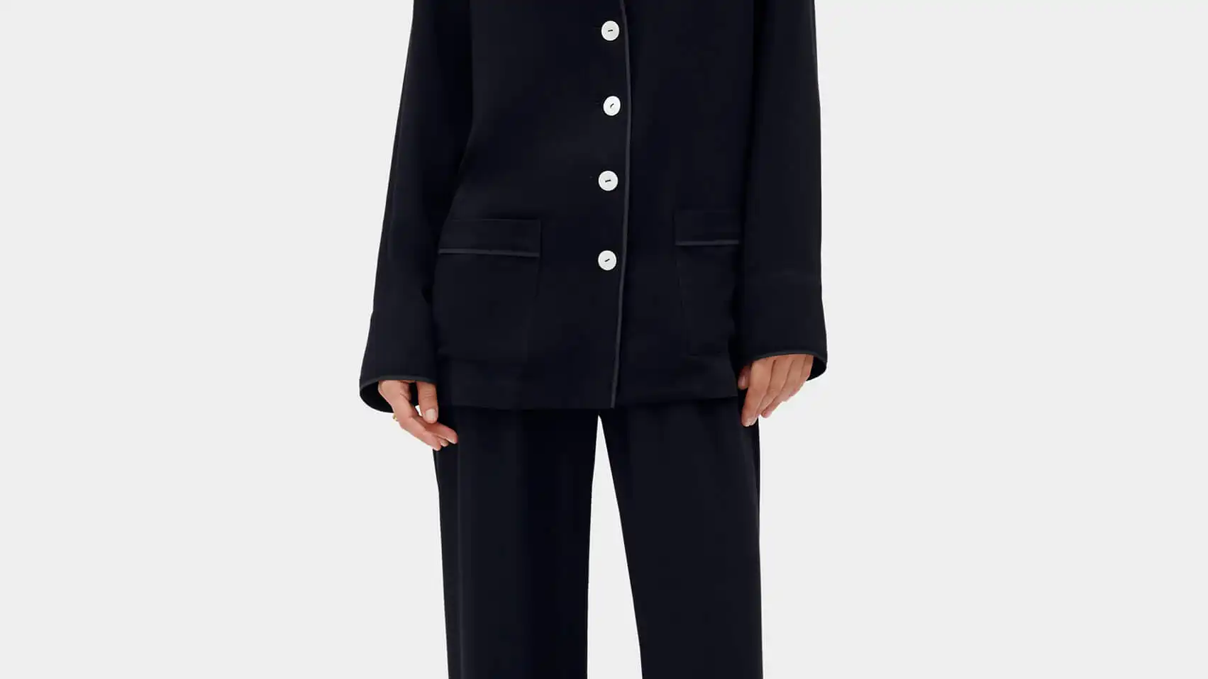 Set de pijama en color negro con detalles de plumas, de Daily Sleeper