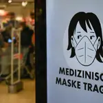 Un cartel informa a los compradores de la obligatoriedad de usar mascarilla para entrar a un supermercado en Munich, Alemania
