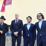 El alcalde de León José Antonio Diez (en el centro), y Manuel Quijano Cerezal, acompañado por sus hijos Manuel, Raúl y Óscar