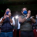 El secretario general del Partido Popular, Teodoro García Egea (d), junto al presidente del PP de Málaga, Elías Bendodo (i), durante la intervención del presidente de la Junta de Andalucía, Juanma Moreno en el XVI Congreso Autonómico del PP Andaluz q