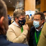 Fran Hervías (i) en el XVI congreso autonómico del PP andaluz