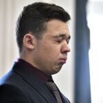 Kyle Rittenhouse cierra los ojos y se pone a llorar tras conocer el veredicto del jurado que le declaró inocente de cinco cargos, tres de asesinato