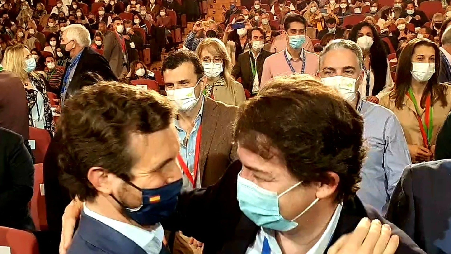 Casado saluda a Mañueco durante la clausura del congreso del PP de Andalucía