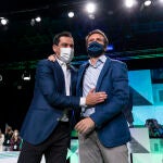 El presidente del PP-A y presidente de la Junta de Andalucía, Juanma Moreno (i), y el presidente del PP nacional, Pablo Casado (d), clausuran el XVI Congreso Autonómico del PP de Andalucía. Álex Cámara / Europa Press