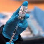 Un sanitario prepara una dosis de la vacuna