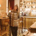 La diseñadora apuesta por el chaleco de pelo para subir de nivel cualquier look