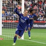 Luka Modric celebra el tercer gol del Real Madrid al Granada, en el que él asistió a Vinicius