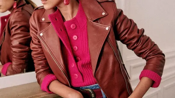 Chaqueta de cuero en tono marrón.