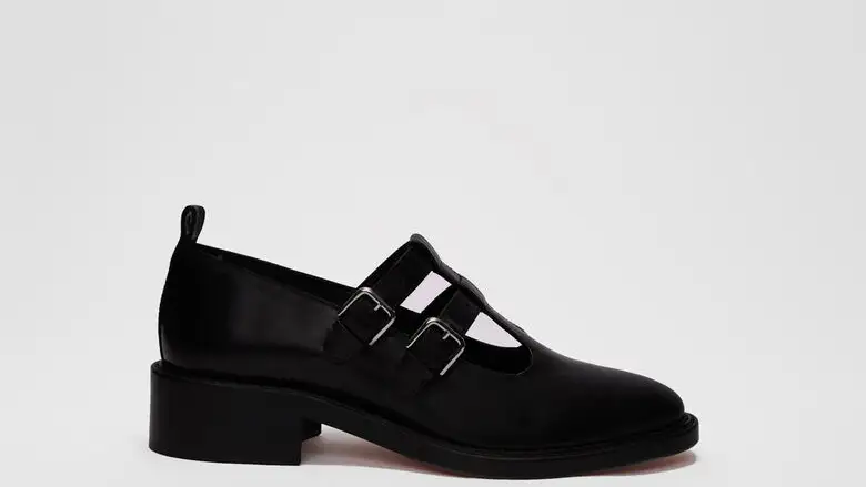 Merceditas de piel lisa negra. Dos correas ajustables.