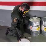Un agente de los GEDEX de la Guardia Civil examina los precursores de explosivos incautados