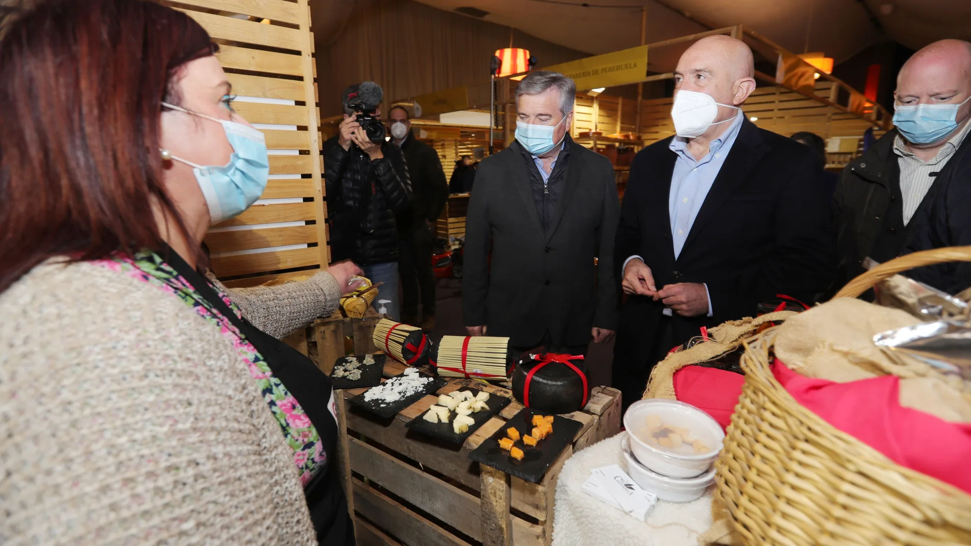 El consejero de Agricultura, Jesús julio Carnero, visita la Feria Internacional de la Castañicultura de El Bierzo