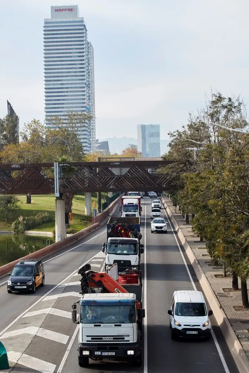 GRAF6623. BARCELONA, 20/11/2021.- Medio centenar de camioneros, según fuentes de la Guardia Urbana, se han manifestado la mañana de este sábado con una marcha lenta por la Ronda del Litoral de Barcelona, lo que ha generado una caravana de unos tres kilómetros, contra la ampliación de vehículos afectados por la Zona de Bajas Emisiones (ZBE) en la capital catalana y su entorno. EFE/Alejandro García