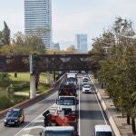 GRAF6623. BARCELONA, 20/11/2021.- Medio centenar de camioneros, según fuentes de la Guardia Urbana, se han manifestado la mañana de este sábado con una marcha lenta por la Ronda del Litoral de Barcelona, lo que ha generado una caravana de unos tres kilómetros, contra la ampliación de vehículos afectados por la Zona de Bajas Emisiones (ZBE) en la capital catalana y su entorno. EFE/Alejandro García