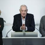 El líder de ERC en el Ayuntamiento de Barcelona, Ernest Maragall, acompañado por sus compañeros, Elisenda Alamany y Gerad Gómez del Moral