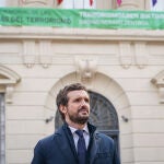 El cartel de la derecha