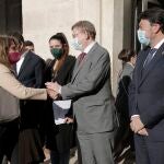 La ministra para la Transición Ecológica y el Reto Demográfico, Teresa Ribera, saluda al president de la Generalitat valenciana, Ximo Puig, a su llegada a la sesión inaugural del Diálogo sobre el Futuro del Agua, en el Museo de Arte Contemporáneo MACA,