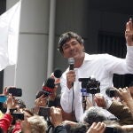 El candidato presidencial Franco Parisi (c) mientras se dirige a sus seguidores durante una visita a la cuidad de Chillan, localidad distante a 400 kilómetros al sur de Santiago (Chile). Lleva más de un año sin pisar Chile