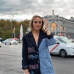 Rocío Flores con blazer pintada a mano.