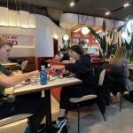 Varias personas comen en un restaurante de Bilbao mientras el Ministerio de Sanidad retoca el último borrador de semáforo de actuaciones coordinadas