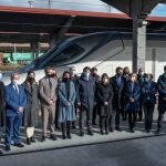La ministra de Transportes, Movilidad y Agenda Urbana, Raquel Sánchez, acompañada de los cargos que la han acompañado en el viaje del AVE entra Madrid y Galicia