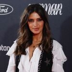 Sara Carbonero posa a su llegada a la gala de entrega de los premios WOMAN.