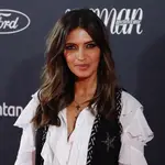 Sara Carbonero posa a su llegada a la gala de entrega de los premios WOMAN.