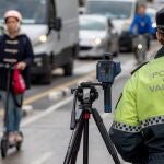 La Policía Local de Valencia ha realizado una campaña de control VMP (vehículos de Movilidad Personal) como patinetes y biclicletas, en la que controlará la velocidad con radares, pruebas de alcohol y drones.