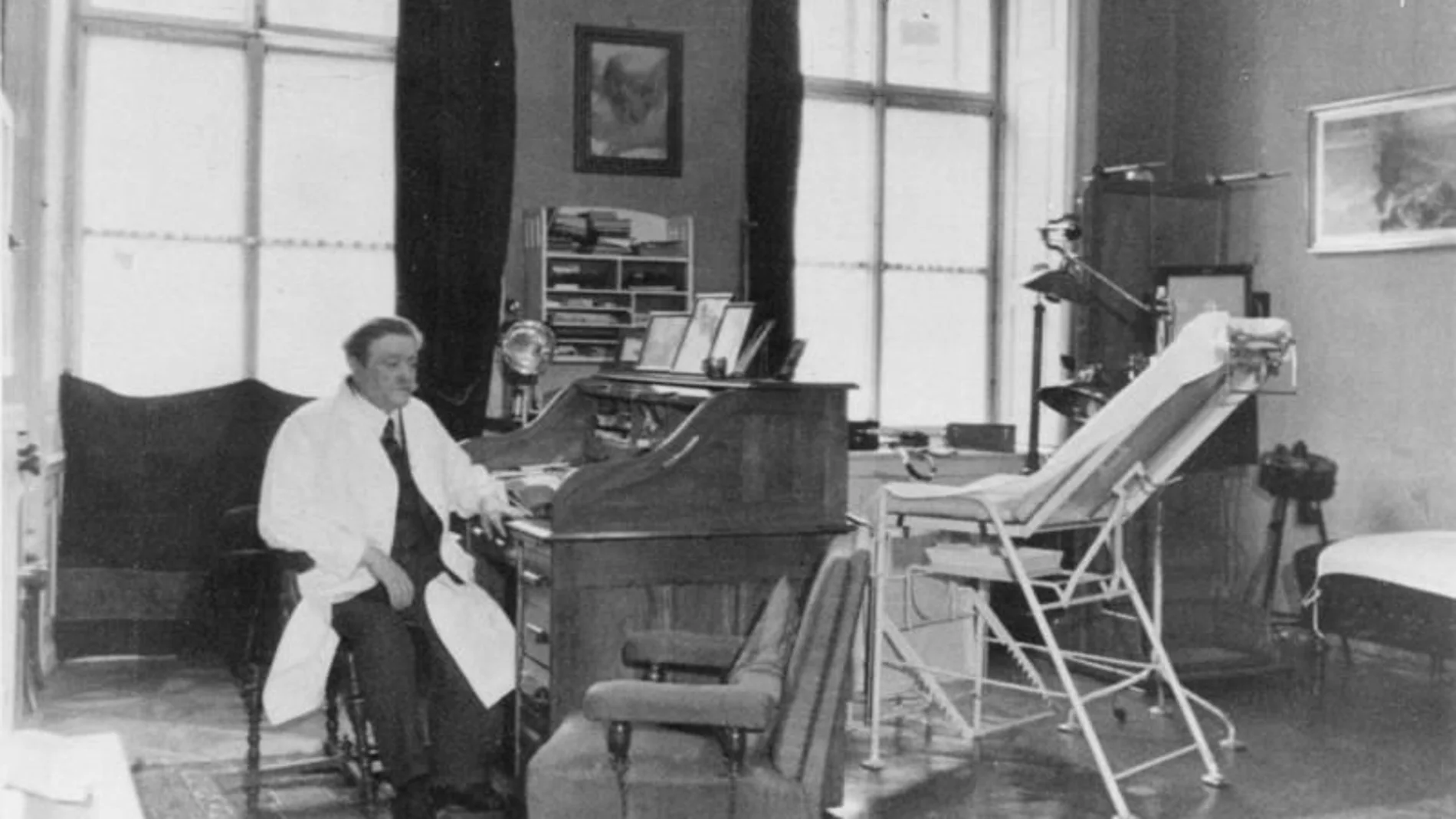 Fotografía de Eduard Bloch en su consulta