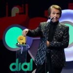 GRAFCAN7218. SANTA CRUZ DE TENERIFE, 23/11/2021.- La cadena Dial entregó este martes sus premios a la mejor música del año en español, en una gala en la que han sido reconocidos artistas como Raphael y Rosario (premios a la trayectoria), Pablo Alborán, David Bisbal, Antonio Orozco, Rozalén o Ana Guerra, entre otros. En la imagen, el cantante Raphael recibió un premio Dial durante la gala, que se celebró en el Recinto Ferial de Santa Cruz de Tenerife. EFE/Ramón de la Rocha