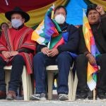 AME9884. CARACOLLO (BOLIVIA), 23/11/2021.- El exmandatario Evo Morales (d) junto al presidente de Bolivia Luis Arce (c) y el vicepresidente David Choquehuanca (i) inician hoy la "marcha por la patria" desde la localidad de Caracollo (Bolivia). El presidente de Bolivia, Luis Arce, advirtió este martes que el voto popular se hará "respetar en las calles" al tiempo que hizo un llamado a la "unidad" ante miles de personas que se congregaron para dar inicio a la "marcha por la patria". EFE/Martin Alipaz