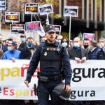 Un agente de Policía Nacional frente a una concentración contra la reforma de la ‘Ley Mordaza