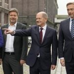 Segunda por la derecha, Olaf Scholz, futuro canciller alemán, con Annalena Baerbock, líder de los Verdes, Robert Habeck y Christian Lindner, jefe de los liberales y futuro ministro de Finanzas