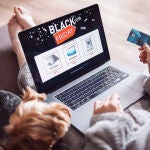 Una persona compra durante el Black Friday