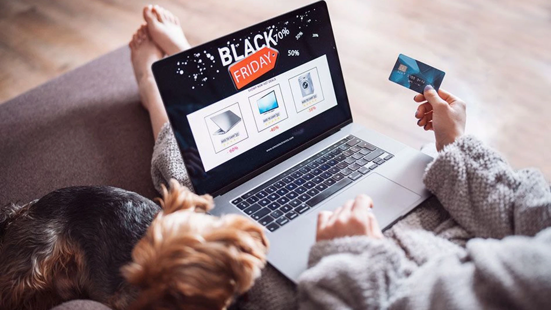 Una persona compra durante el Black Friday