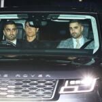 Los hermanos Sergio y Jorge Ramalheiro protegen a Cristiano Ronaldo.