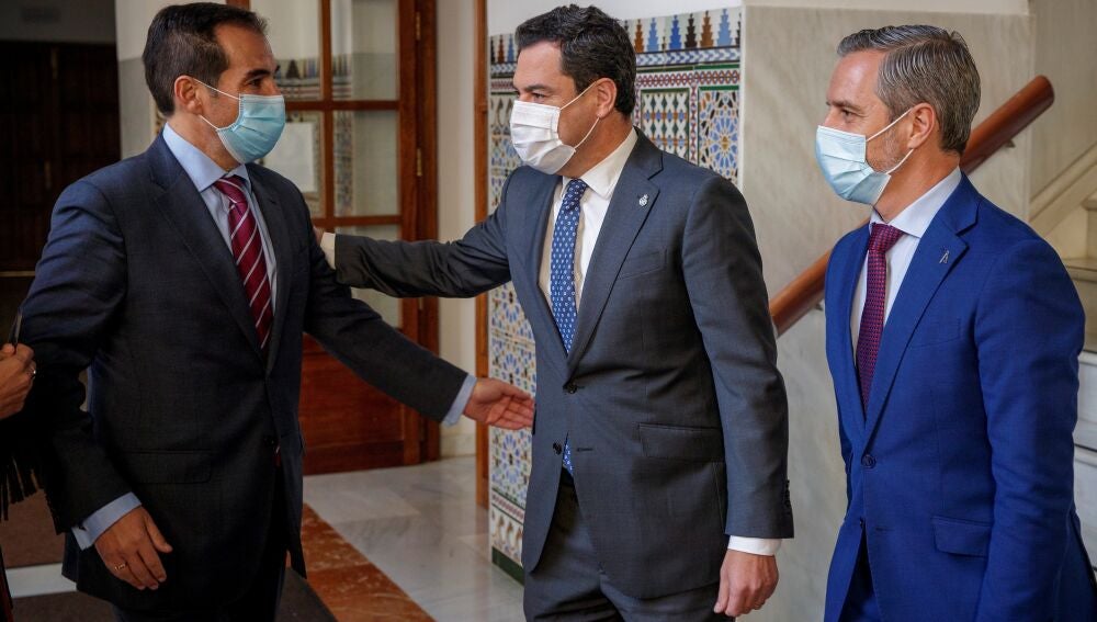 El presidente de la Junta, Juanma Moreno, el consejero de Hacienda, Juan Bravo (c), y el portavoz del grupo popular, José Antonio Nieto. EFE/Julio Muñoz