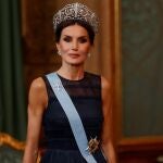 La Reina Letizia, antes de la cena de gala que los Reyes de Suecia ofreceieron anoche a los Reyes de España. EFE