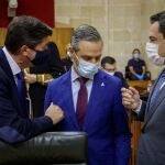 El presidente de la Junta de Andalucía, Juanma Moreno (d); el consejero de Hacienda, Juan Bravo (c), y el vicepresidente, Juan Marín (i), conversan esta tarde al inicio del pleno del Parlamento andaluz en Sevilla. EFE/Julio Muñoz