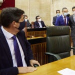 El vicepresidente de la Junta de Andalucía, Juan Marín, (i) espera la llegada del consejero de Hacienda y Financiación Europea, Juan Bravo (2d) y el presidente de la Junta de Andalucía, Juanma Moreno, (d) durante el Debate de Presupuesto de la Junta de Andalucía. Joaquín Corchero / Europa Press