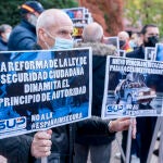 Varias personas con carteles en una concentración contra la reforma de la ‘Ley Mordaza’, frente a la Delegación del Gobierno.