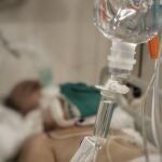 Un paciente con Covid-19 ingresado en la UCI del Hospital Reina Sofía de Córdoba.