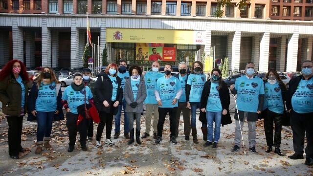 Imagen de archivo de familiares y enfermos de lipodistrofia en una concentración ante el Ministerio de Sanidad