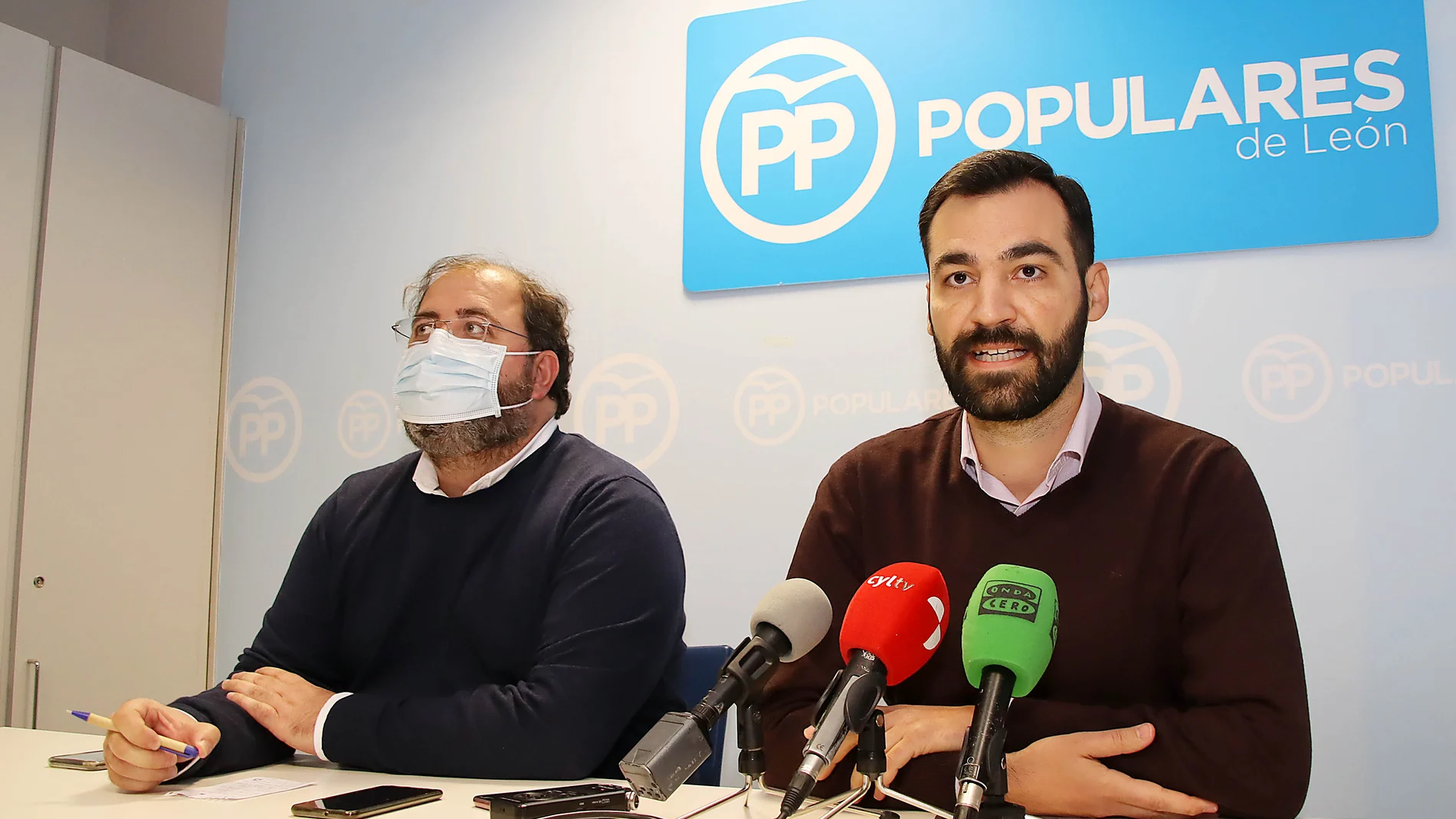 El secretario general del PP de León, David Fernández (D) y el secretario ejecutivo Alberto Casero