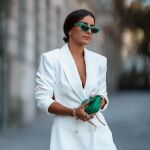 Joana Vaz con traje blanco.