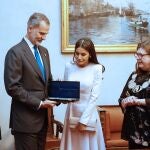 ESTOCOLMO (SUECIA), 25/11/2021.- El rey Felipe VI y la reina Letizia reciben las llaves de la ciudad de manos de la presidenta del Consejo de la Ciudad de Estocolmo, Cecilia Brinck (d), durante un almuerzo ofrecido por la Ciudad de Estocolmo, este jueves, en el ámbito de la visita de Estado de los reyes de España a Suecia. EFE/ Casa Real/Francisco Gómez SOLO USO EDITORIAL/SOLO DISPONIBLE PARA ILUSTRAR LA NOTICIA QUE ACOMPAÑA (CRÉDITO OBLIGATORIO)