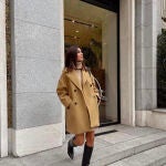 Mery Turiel con abrigo de Mango rebajado en Black Friday.