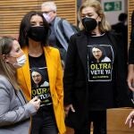 La diputada de Vox, Ana Vega (i) y de Ciudadanos, Ruth Merino (2º izq), y Rosa Menor (c) , con una camiseta alusiva a la vicepresidenta Mónica Oltra