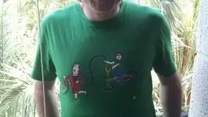 El concejal de Movilidad del Ayuntamiento de Valencia, Giuseppe Grezzi, en una imagen de archivo, lleva una camiseta en la que se le ve golpeando con un látigo a la alcaldesa Rita Barberá