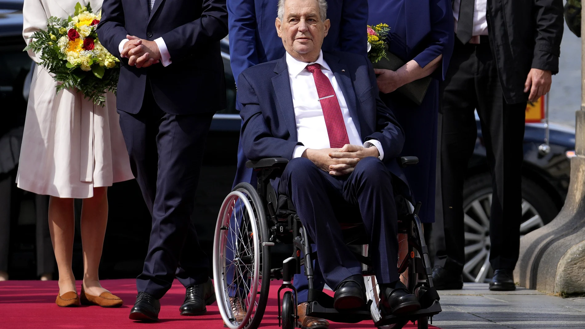 Zeman había abandonado el Hospital Militar Central en una ambulancia y junto a un convoy con varias limusinas para su traslado al castillo de Lany